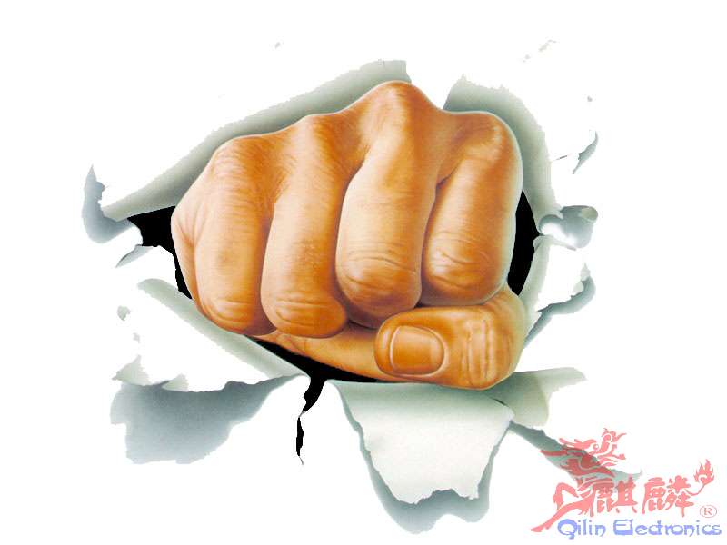 冲出画面的拳头（压缩）.jpg